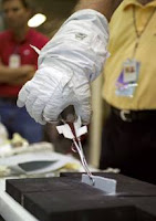 Astronaut glove wins $200,000 NASA prize